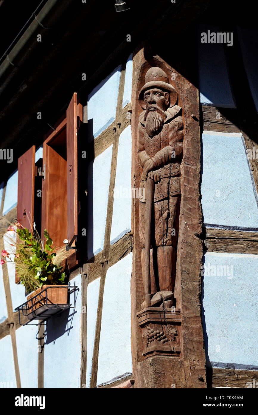 Europe, France, Alsace, Kientzheim, maison, détail, sculpture, bas-relief. Banque D'Images