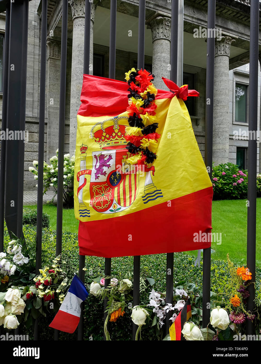 Des fleurs et des bougies à l'ambassade d'Espagne à Berlin après l'attaque terroriste à Barcelone 2017 Banque D'Images