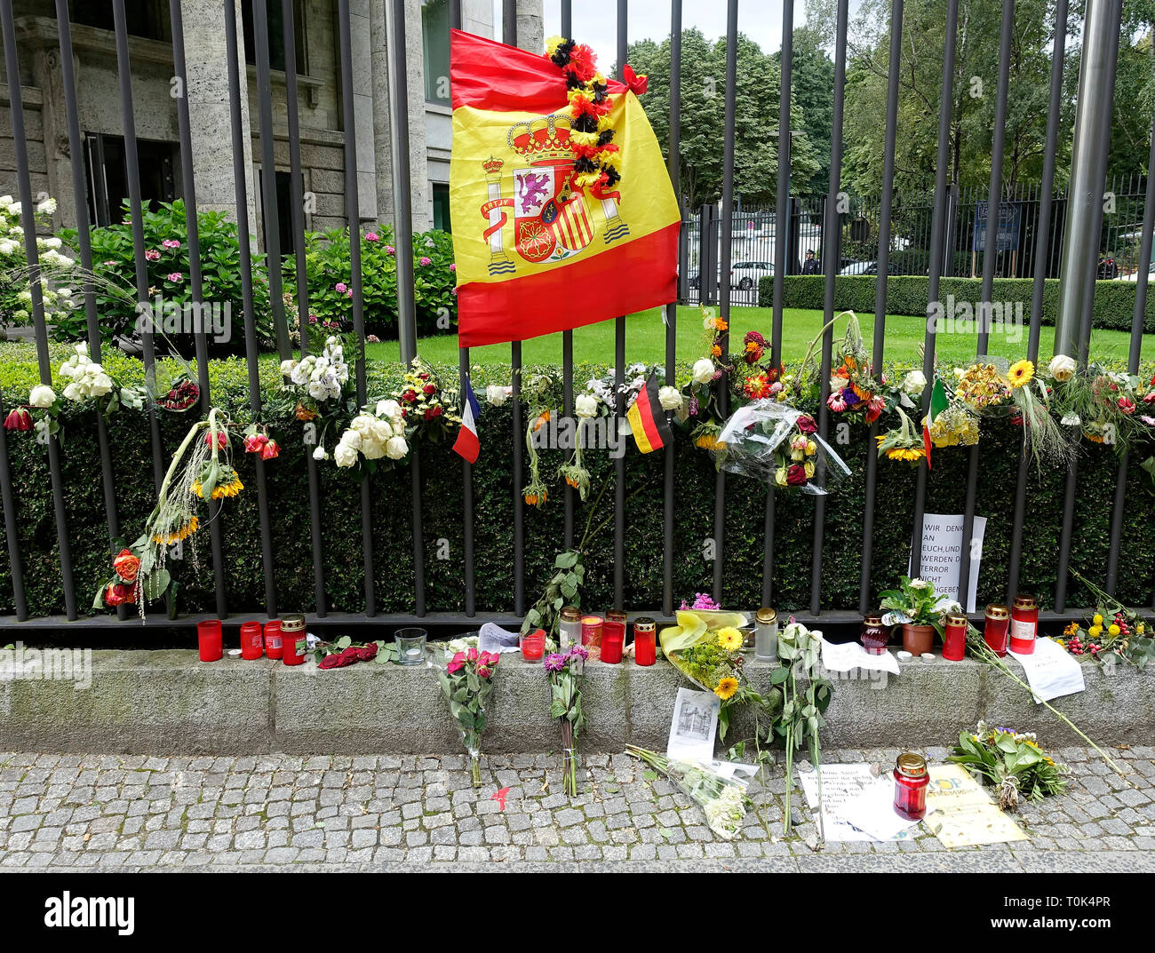 Des fleurs et des bougies à l'ambassade d'Espagne à Berlin après l'attaque terroriste à Barcelone 2017 Banque D'Images