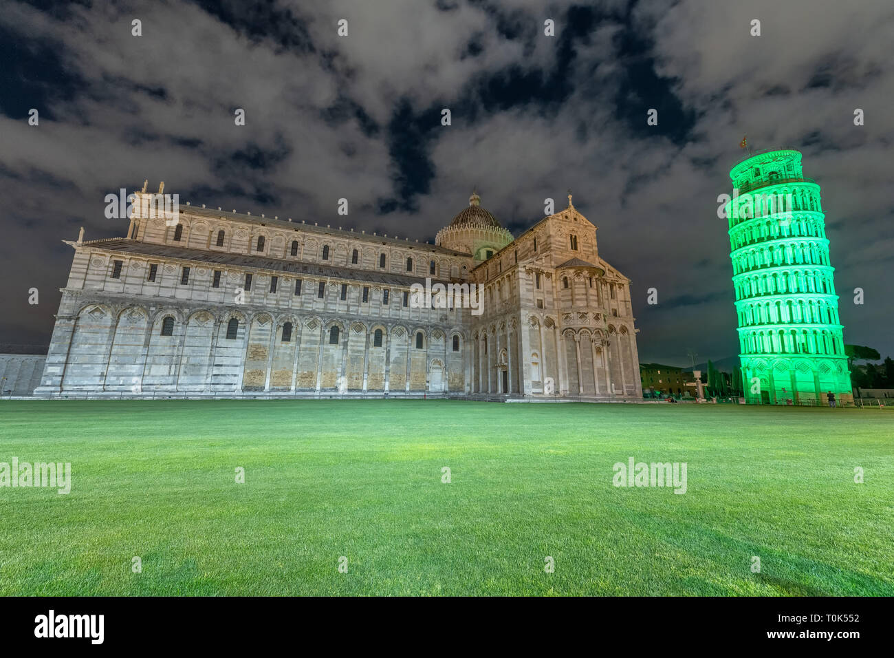 La Tour Penchée de Pise et la cathédrale de St Patrick's day fête illuminée par les feux verts Banque D'Images