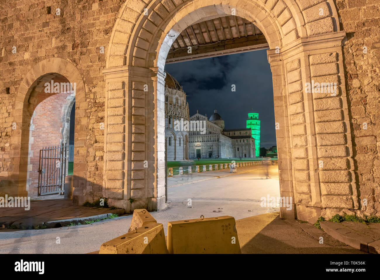 La Tour De Pise en place des Miracles pour les célébrations de la St Patrick. Vue de l'extérieur des murs de la ville. Banque D'Images