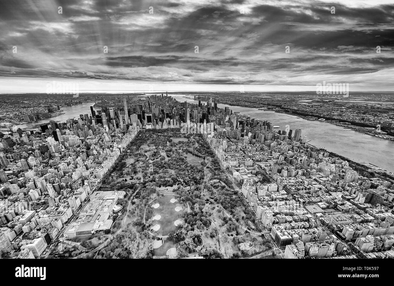 Grand angle Vue aérienne de Manhattan et Central Park à partir d'hélicoptères au coucher du soleil, la ville de New York. Banque D'Images