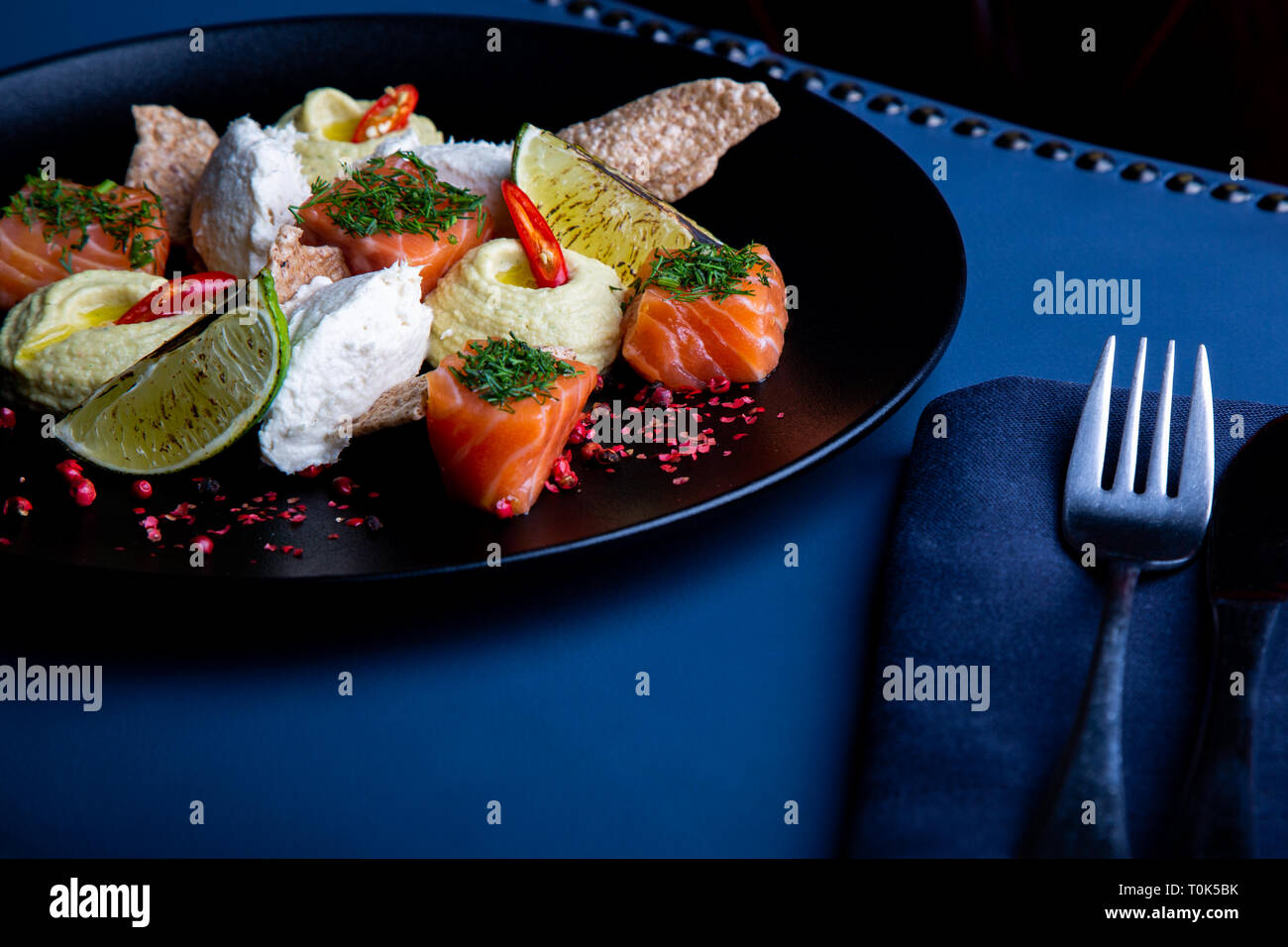 Délicieux avec du saumon et de la pate de l'hoummos dans le fond. Exclusif sur l'alimentation saine grand plateau noir libre Banque D'Images