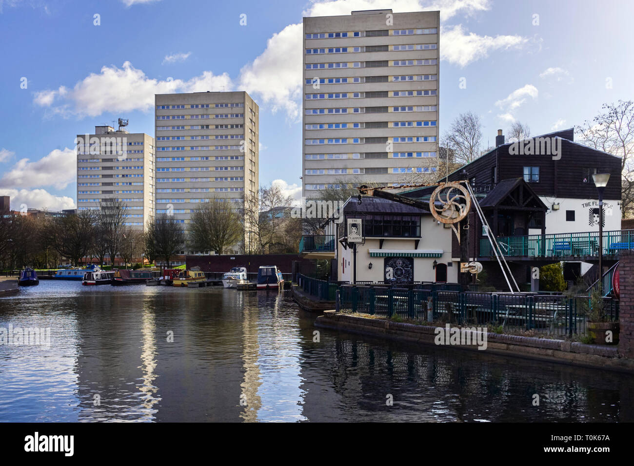 Quai du cambrien avec le clapet pub/restaurant et des immeubles au centre de Birmingham Banque D'Images