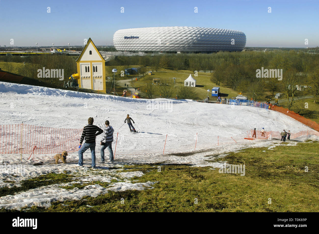 Géographie / voyage, Allemagne, Munich, l'Allianz Arena, vue de la station de ski arena au Froettmaning hill, neige artificielle à 18 degré Celsius de plus, 24.02.2008, Additional-Rights Clearance-Info-Not-Available- Banque D'Images