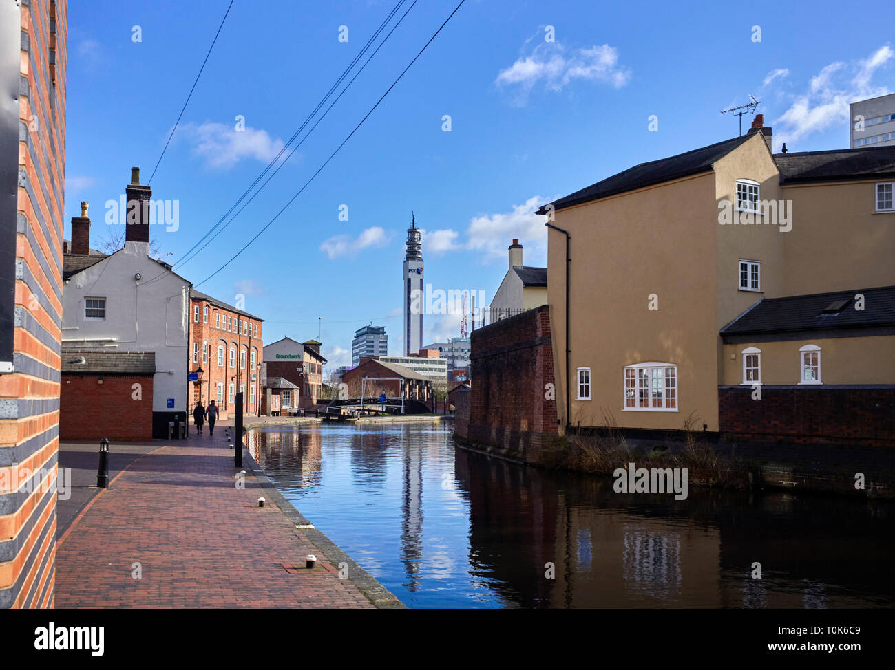 Vue vers la BT Tower dans le centre de Birmingham avec écluse numéro un dans la distance Banque D'Images