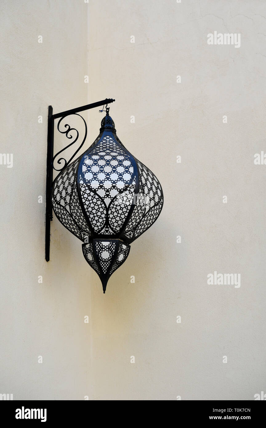 Lampe vintage avec de belles ombres sur le mur. Concept pour la culture arabe et marocaine et design. Banque D'Images