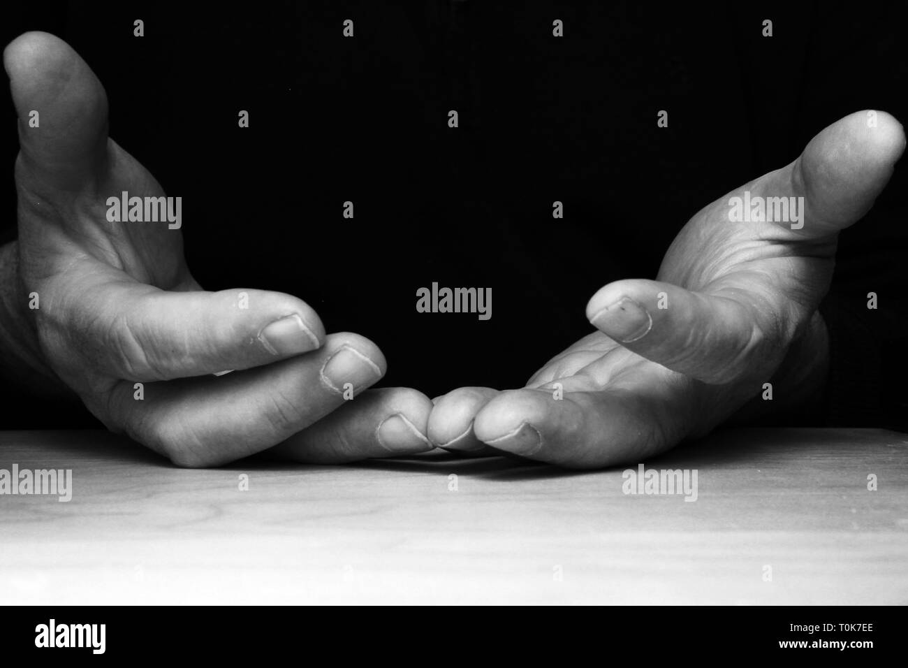 Homme avec les mains ouvertes Banque D'Images