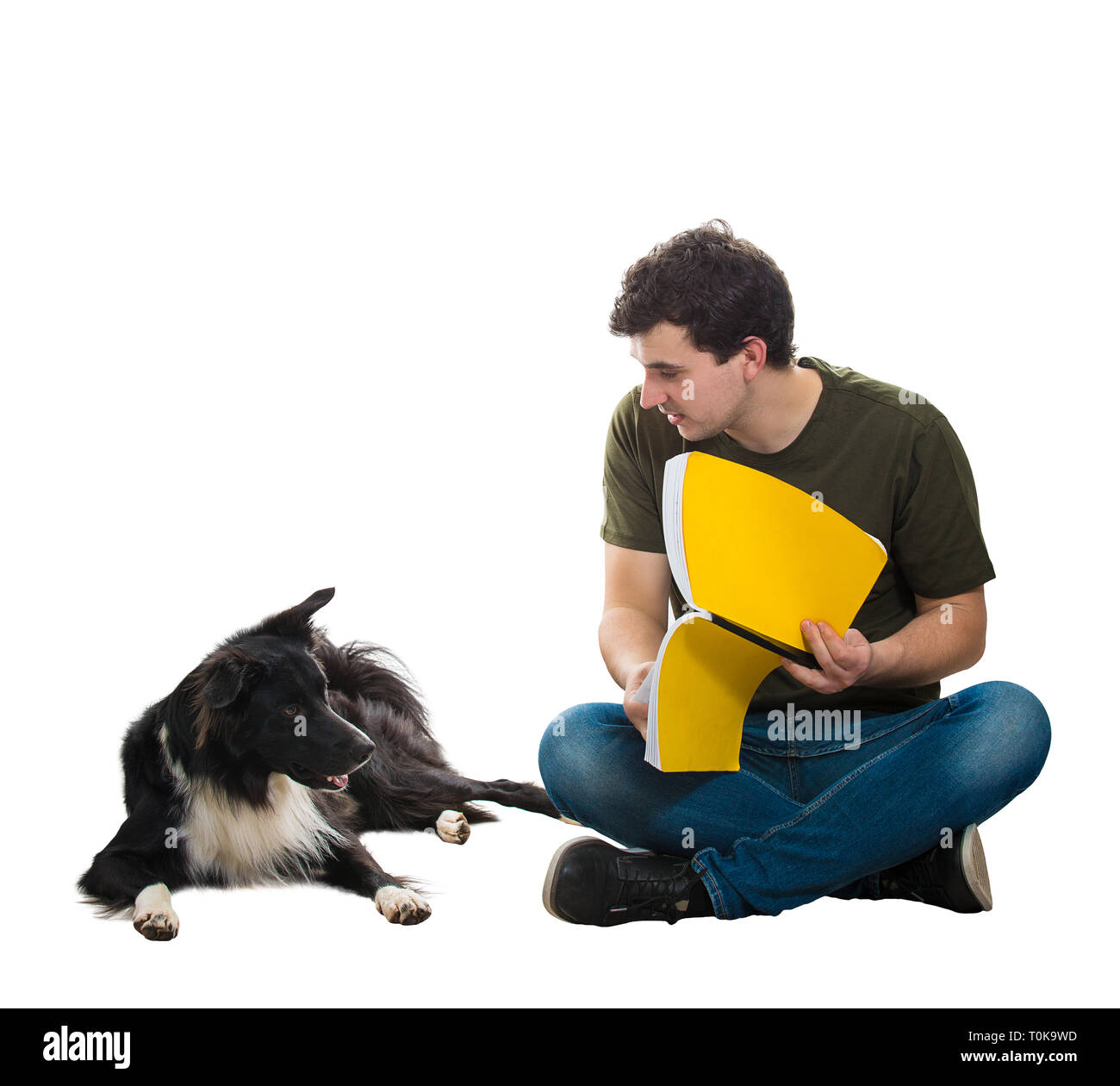 Chien de race border collie curieux et son maître lire ensemble un livre intéressant. Propriétaire assis sur sa formation de plancher isolé chiot mignon sur wh Banque D'Images