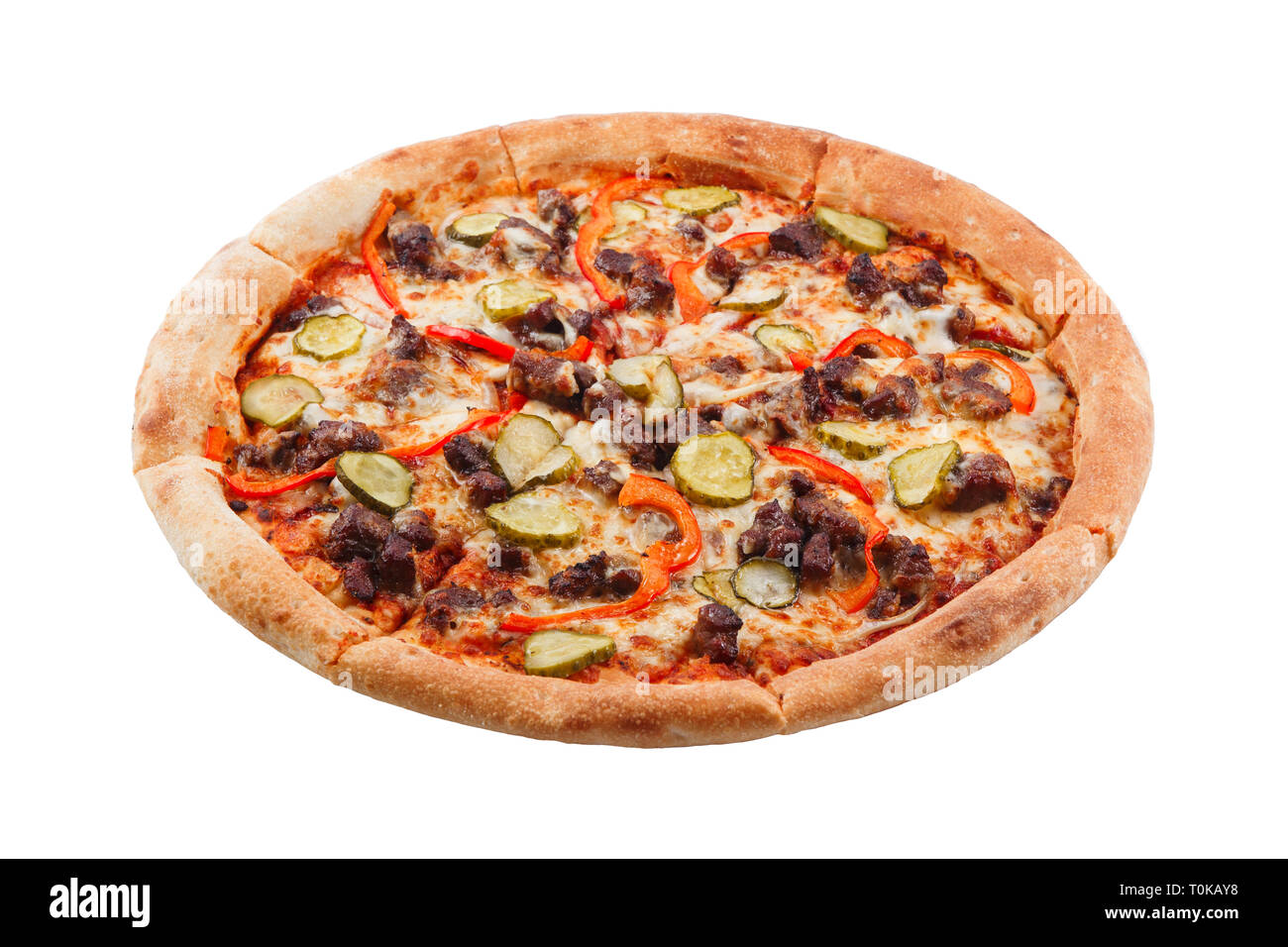 Pizza mexicaine Tradition avec le poivre, la viande bovine et des cornichons. Arrosée d'une sauce à l'ail. Vue de côté. Banque D'Images