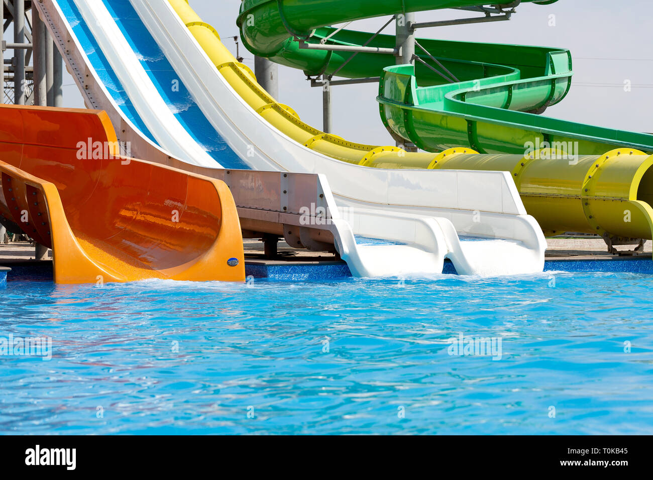 Grand toboggan multicolore dans la piscine publique Photo Stock - Alamy