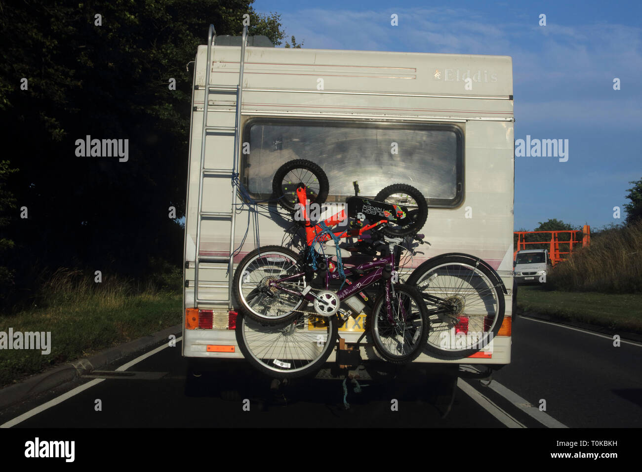 Caravane avec les vélos à l'arrière sur l'A303 Route Nationale de l'Angleterre Banque D'Images