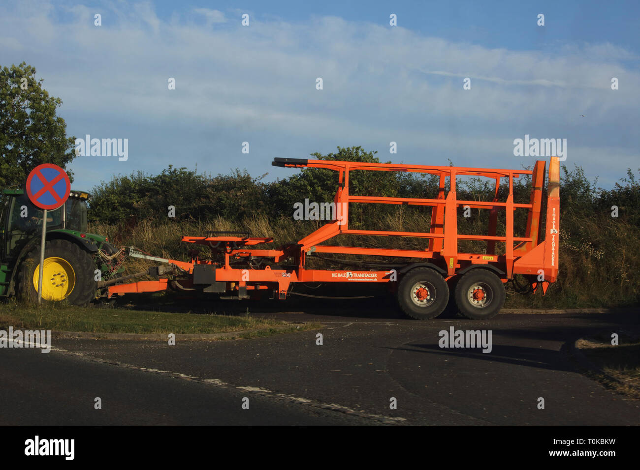 Le tracteur tirant sur remorque Route de Gillingham Dorset Angleterre Banque D'Images