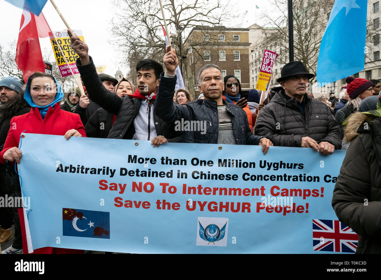 Ouigours un groupe ethnique du Turkestan oriental et vivant en mars de mentons et de protestation à Londres contre la détention dans les camps de concentration chinois. Banque D'Images