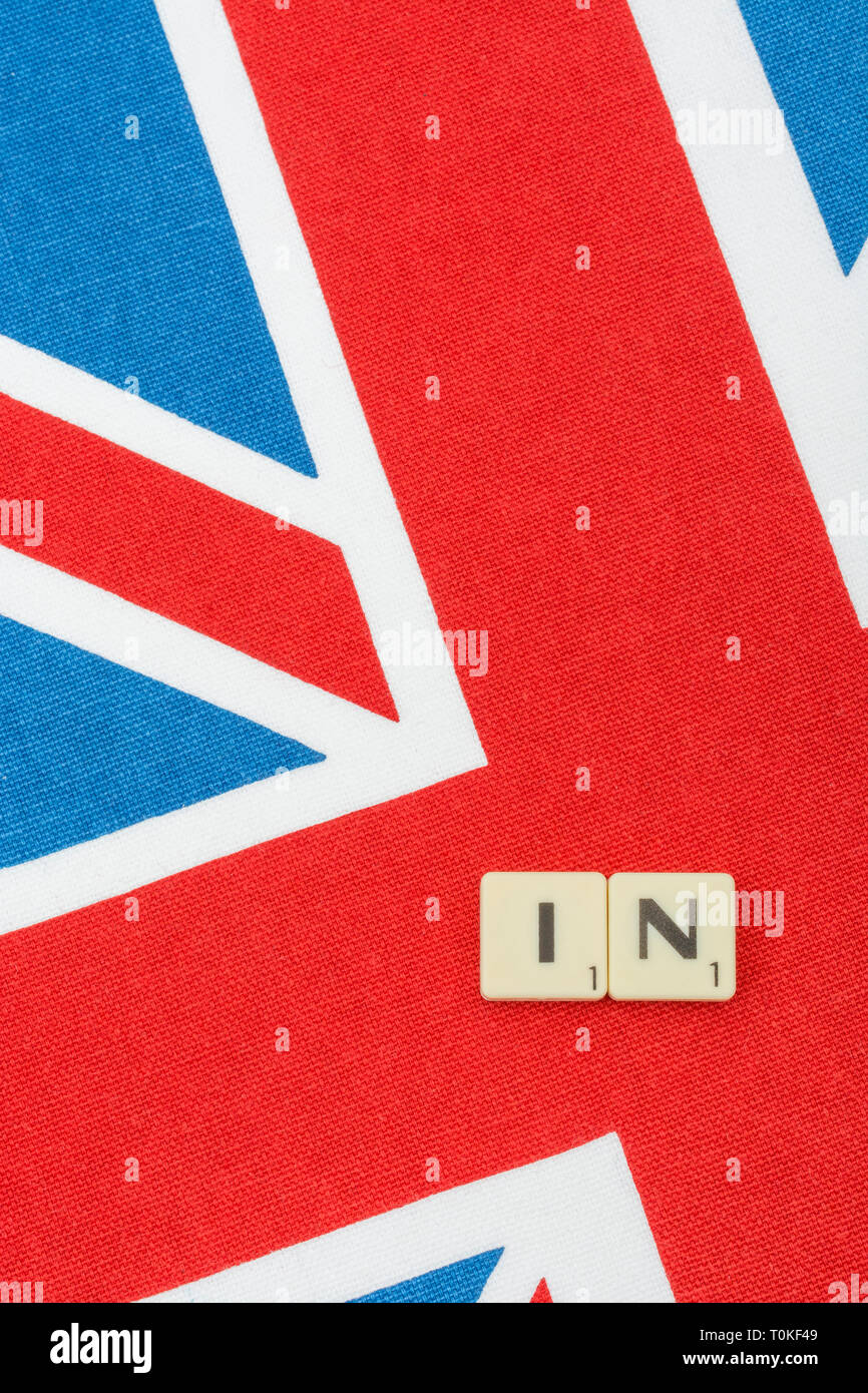 Union Jack avec entrée/sortie Brexit motif, en ce qui concerne rester dans ou sortant de l'UE, et l'Annuler Brexit pétition. Banque D'Images