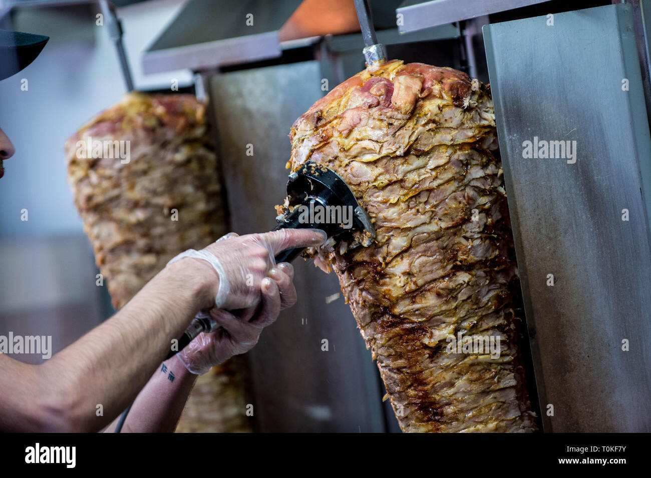 Détail d'un donner kebab viande étant servi dans un kebab Banque D'Images