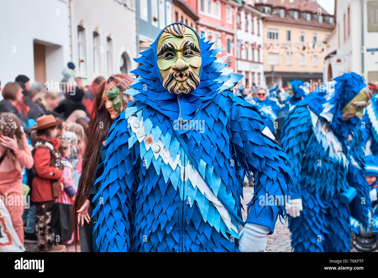 La figure de carnaval avec costume bleu et vert masque. Carnaval de rue dans le sud de l'Allemagne - Forêt Noire. Banque D'Images