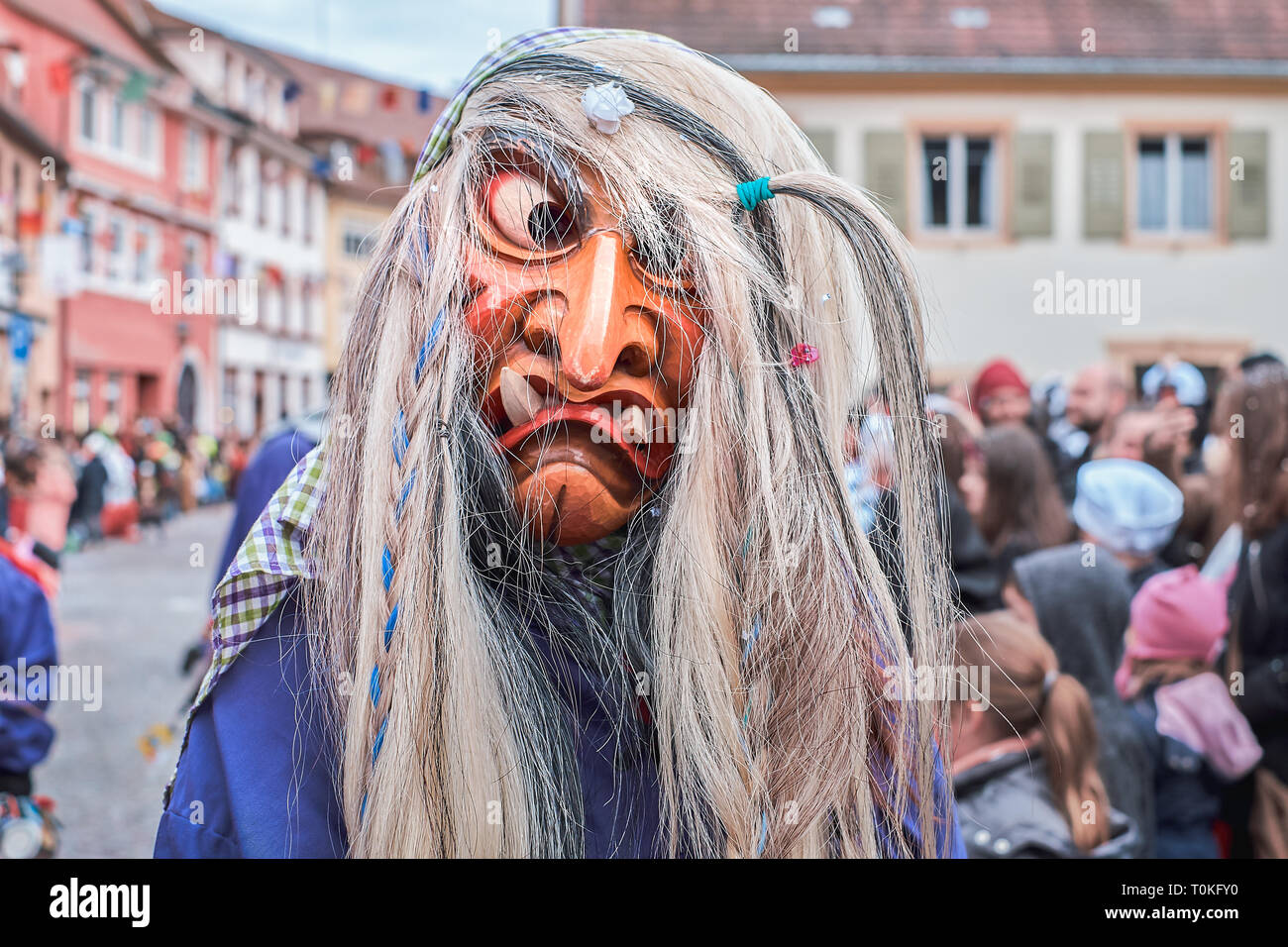 Sorcière avec drôle de coiffure. Carnaval de rue dans le sud de l'Allemagne - Forêt Noire. Banque D'Images