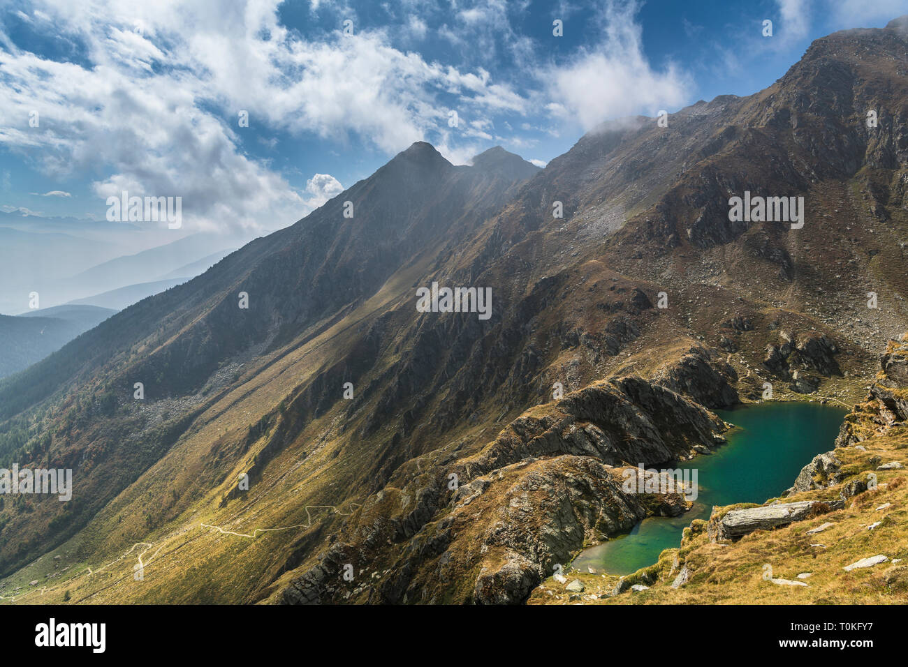 Randonnée pédestre à Seefeldspitze Seefeldsee, vue de la société valser, Tal, Pfunderer Berge, Tyrol du Sud, Italie Banque D'Images