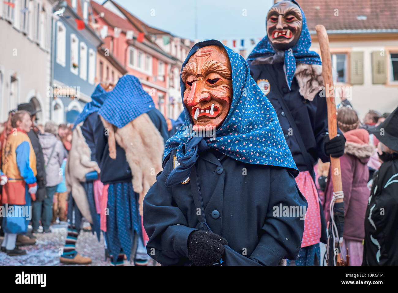 Petite sorcière en robe bleue. Carnaval de rue dans le sud de l'Allemagne - Forêt Noire. Banque D'Images