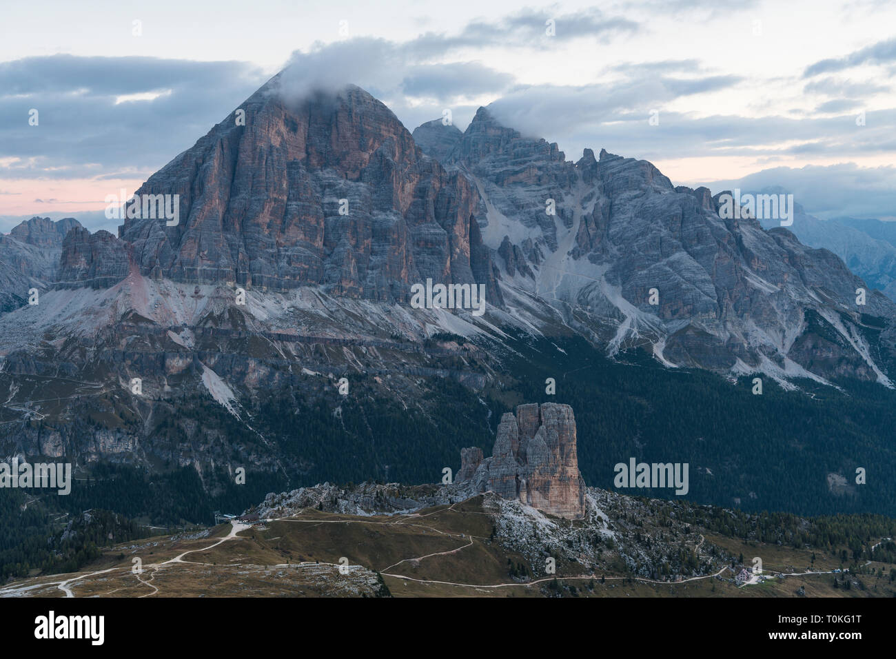Lever du soleil dans les Dolomites au Rifugio Nuvolau avec vue sur la Tofane et les Cinque Torri, Italie Banque D'Images