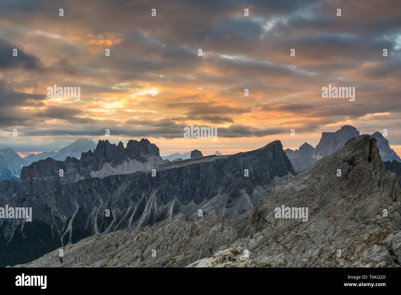 Lever du soleil dans les Dolomites au Rifugio Nuvolau surplombant Croda da Lago, Italie Banque D'Images