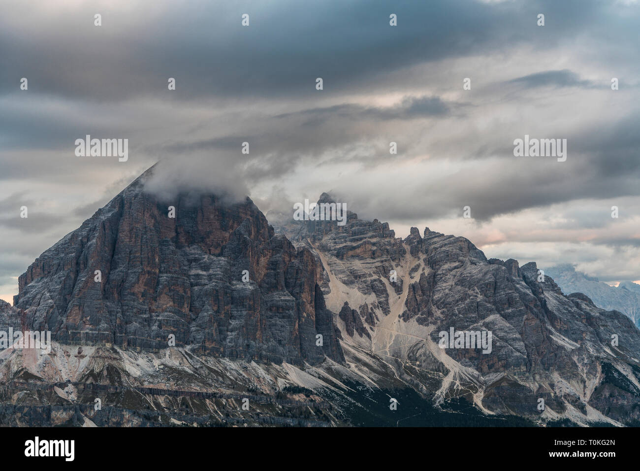 Lever du soleil dans les Dolomites au Rifugio Nuvolau donnant sur la Tofane, Italie Banque D'Images