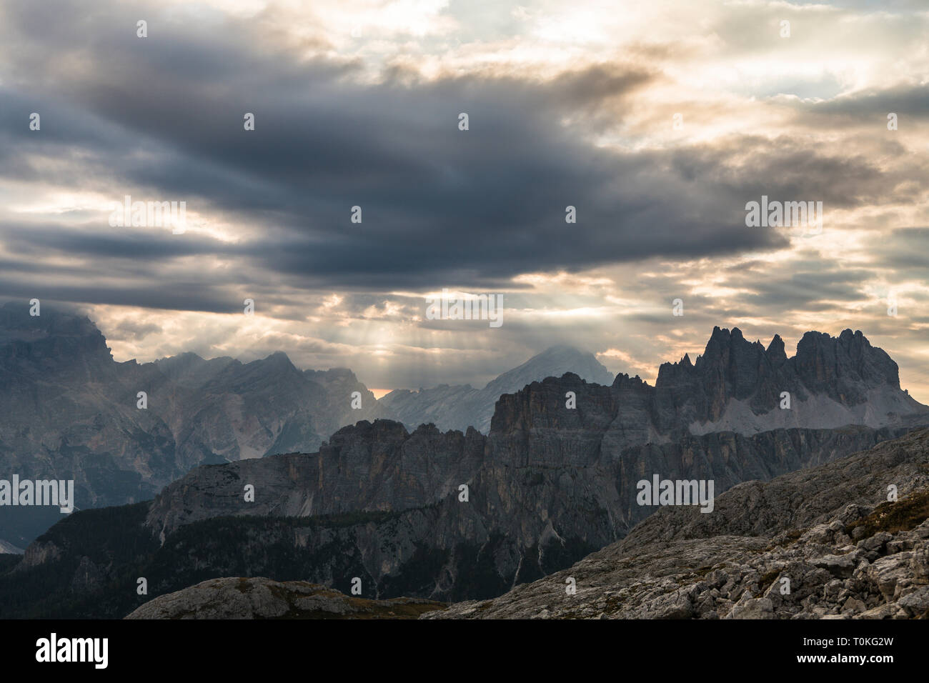 Lever du soleil dans les Dolomites au Rifugio Nuvolau surplombant Croda da Lago, Italie Banque D'Images