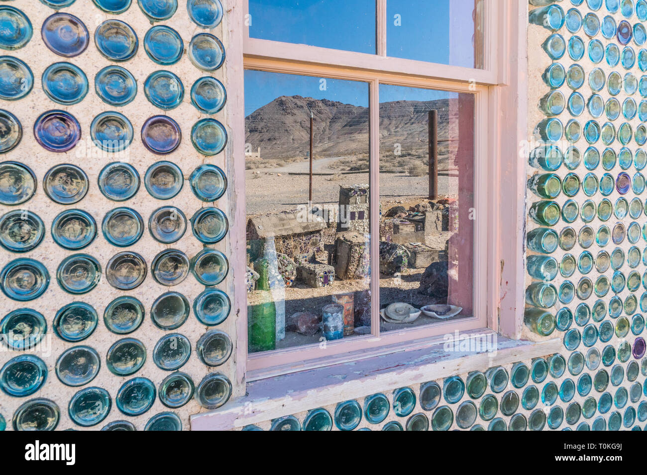 Un homme nommé Tom Kelly a construit la maison en bouteille de rhyolite, Nevada Autour de 1905, juste avant l'économie et les mines s'est écrasé. La maison est construite de l'ap Banque D'Images