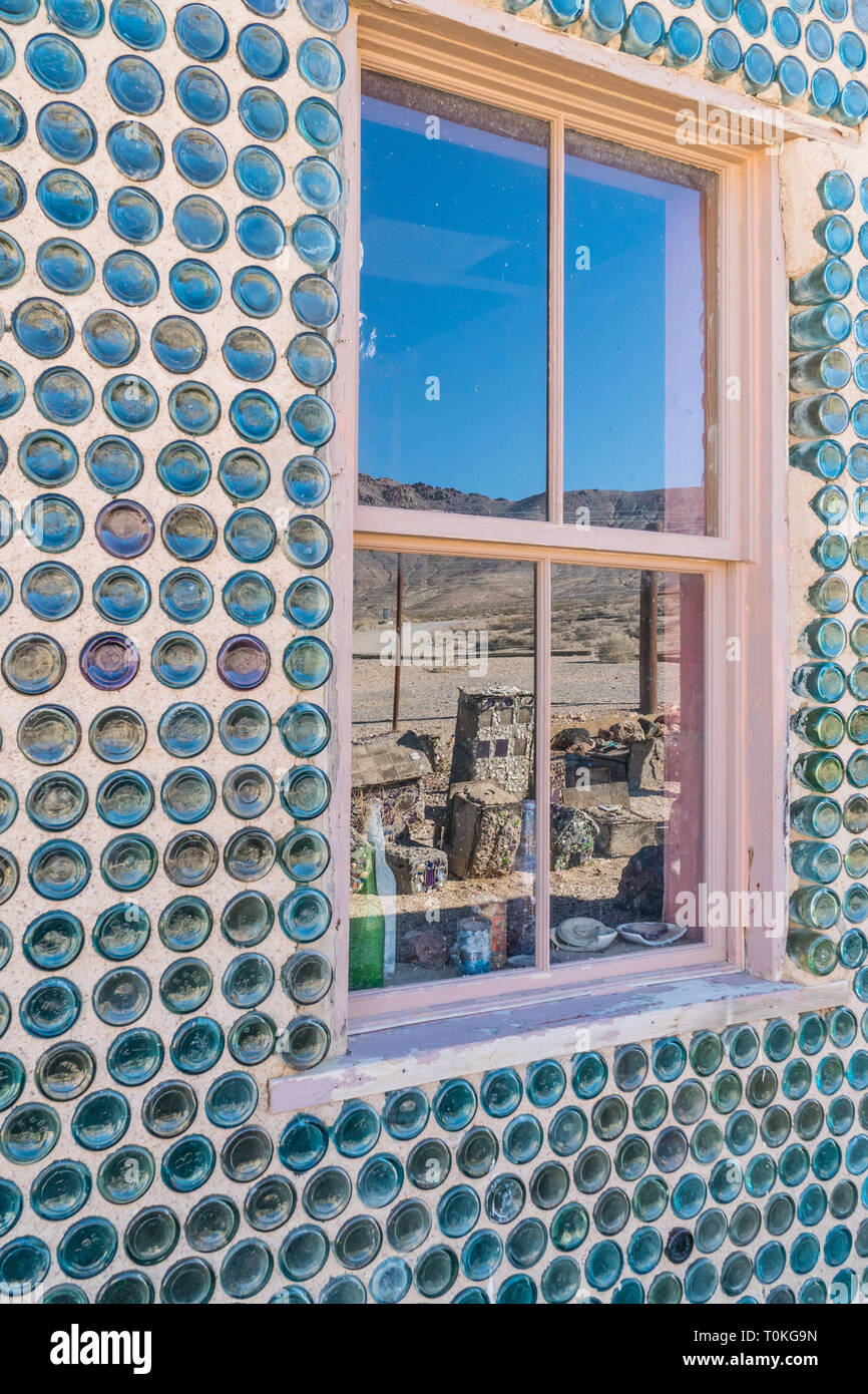 Un homme nommé Tom Kelly a construit la maison en bouteille de rhyolite, Nevada Autour de 1905, juste avant l'économie et les mines s'est écrasé. La maison est construite de l'ap Banque D'Images