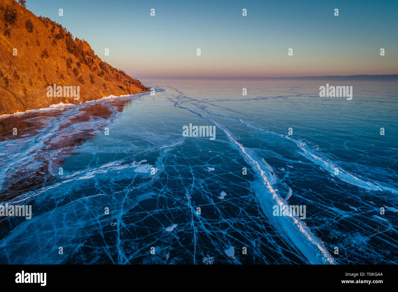 Coucher de soleil sur le Lac Baïkal gelé, Russie Banque D'Images