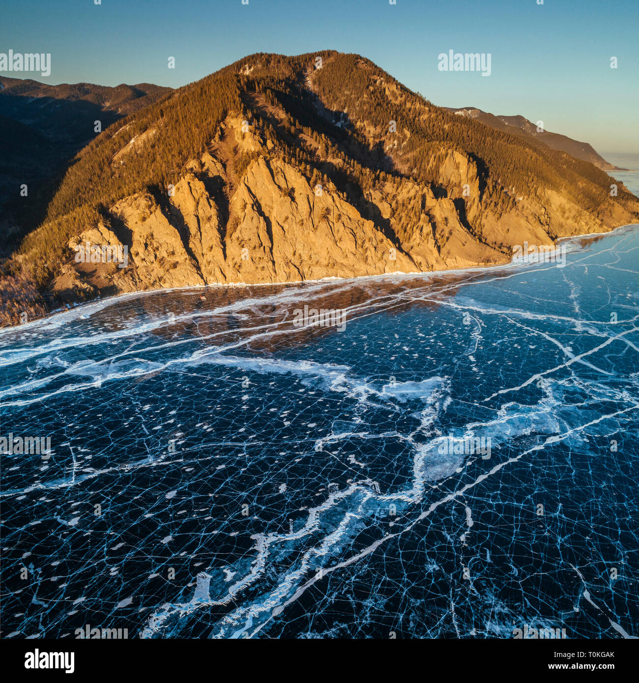 Coucher de soleil sur le Lac Baïkal gelé, Russie Banque D'Images