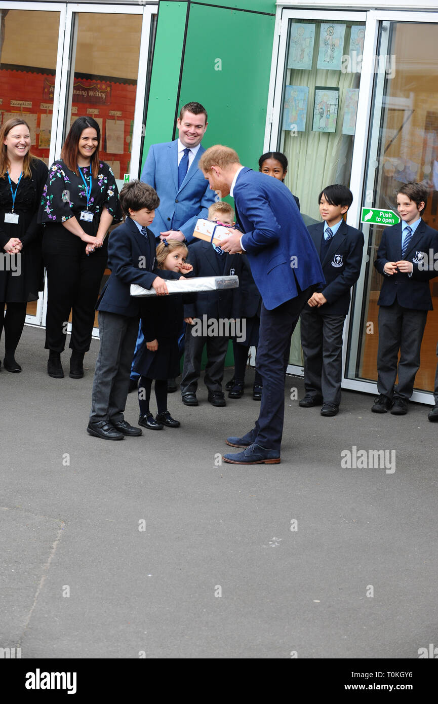 Le prince Harry vu arriver à St Vincent's RC École pour rejoindre les élèves qu'ils prennent part à un projet de plantation d'arbres à l'appui de la Reine de l'auvent du Commonwealth (QCC) initiative, conjointement avec le Woodland Trust. L'année 5 Élèves de St Vincent de l'école primaire catholique à Acton planteront des arbres dans la nature en plein air de l'école. Acton l'ouest de Londres. Banque D'Images