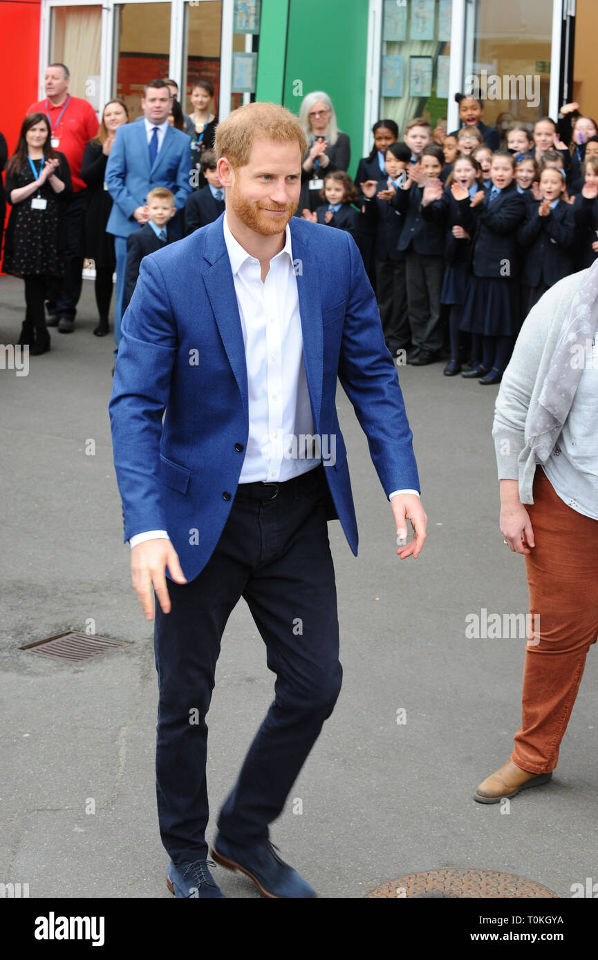 Le prince Harry vu arriver à St Vincent's RC École pour rejoindre les élèves qu'ils prennent part à un projet de plantation d'arbres à l'appui de la Reine de l'auvent du Commonwealth (QCC) initiative, conjointement avec le Woodland Trust. L'année 5 Élèves de St Vincent de l'école primaire catholique à Acton planteront des arbres dans la nature en plein air de l'école. Acton l'ouest de Londres. Banque D'Images