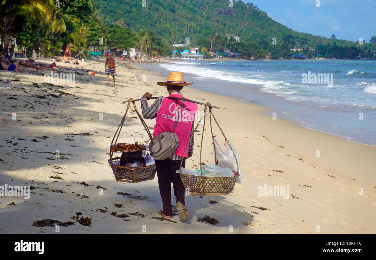 Strandverkäuferin am Strand Lamai, Koh Samui, Thailand, Thaïlande von Golf Plage | Forfaits à Lamai Beach, Koh Samui, Golfe de Thailande, Thaïlande Banque D'Images
