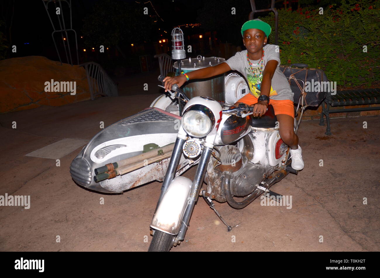 Jeune fille sur moto au parc à thème à Orlando, Floride, USA Banque D'Images