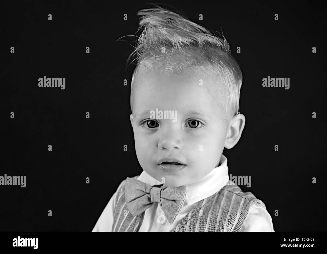 Coupe De Cheveux Toujours Dans Le Style Petit Enfant Avec Haut Coupe De Cheveux Garcon Enfant Avec Des Cheveux Blonds Petit Enfant Avec Coupe Courte En Bonne Sante Photo Stock Alamy