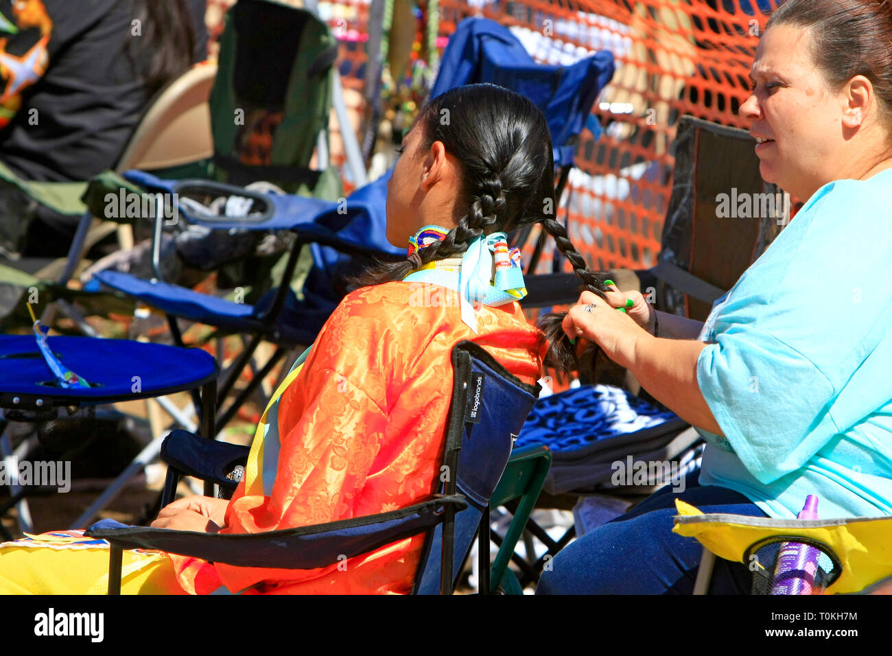 Les femmes autochtones à se préparer à la grande entrée à l'Wa:k Pow Wow sur la nation Tohono O'odham réservation en Arizona Banque D'Images