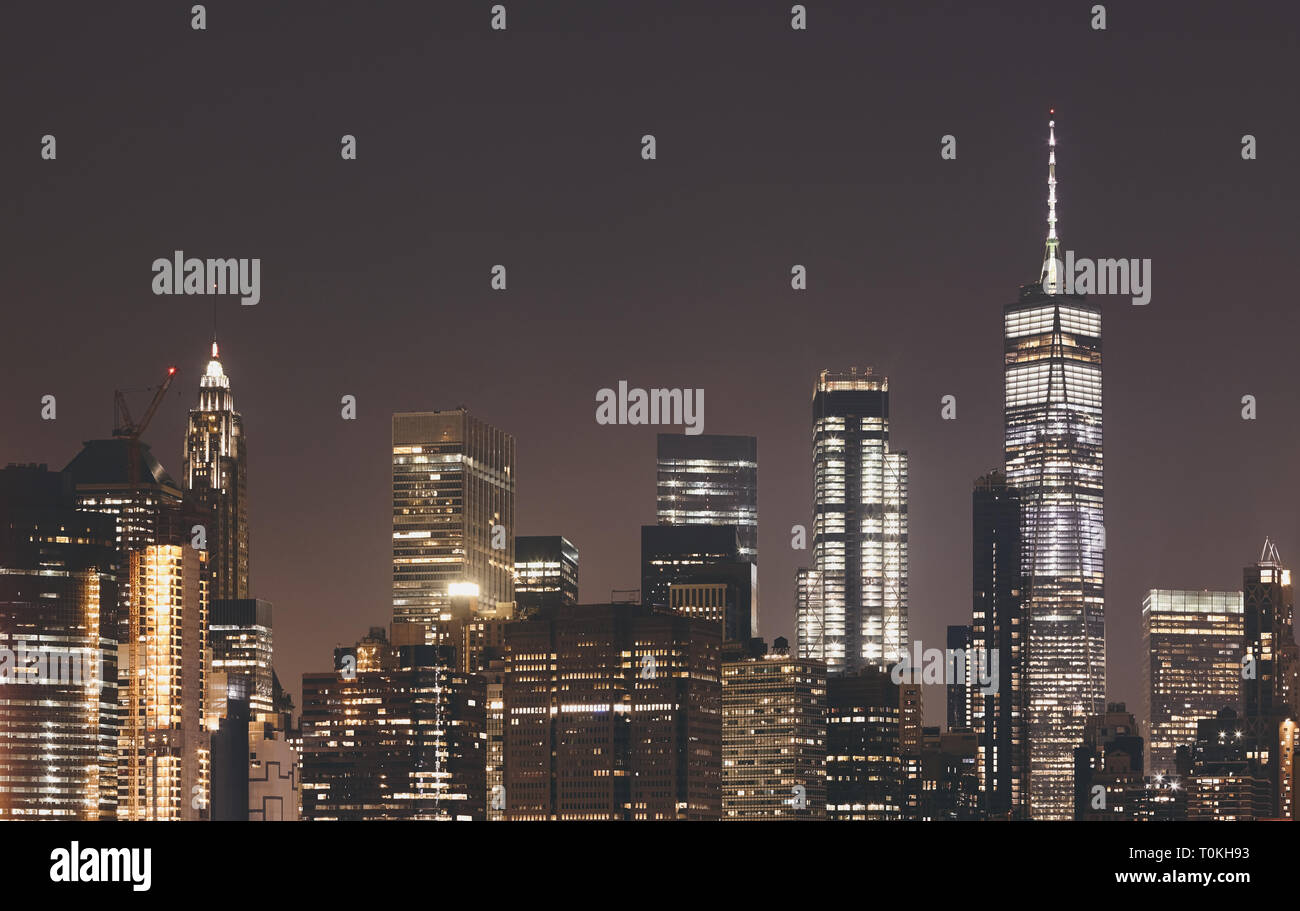 New York City skyline at night, harmonisation des couleurs appliquées, USA. Banque D'Images