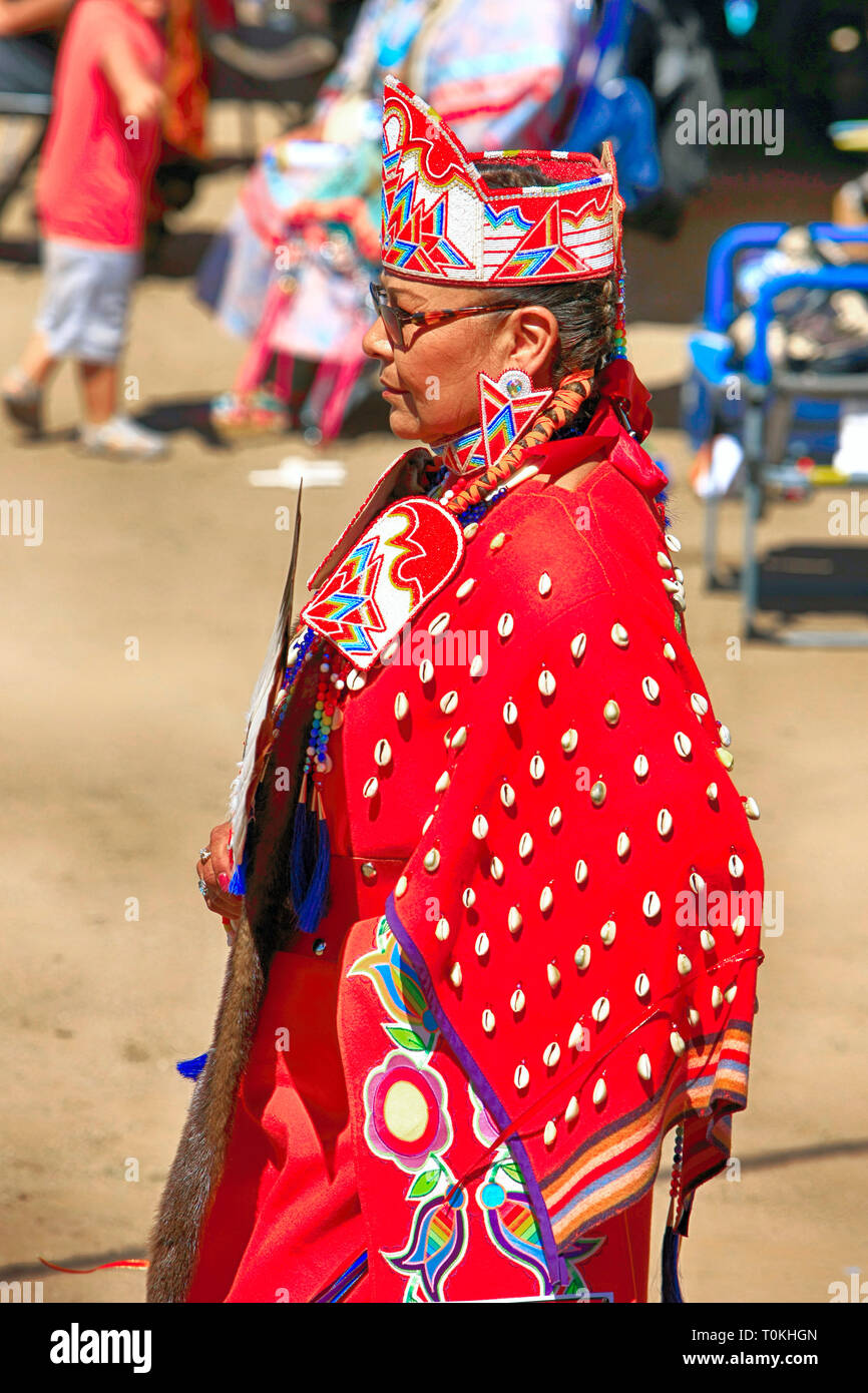 Femme latine en costumes de cérémonie à l'Wa:k Pow Wow sur la nation Tohono O'odham réservation en Arizona Banque D'Images