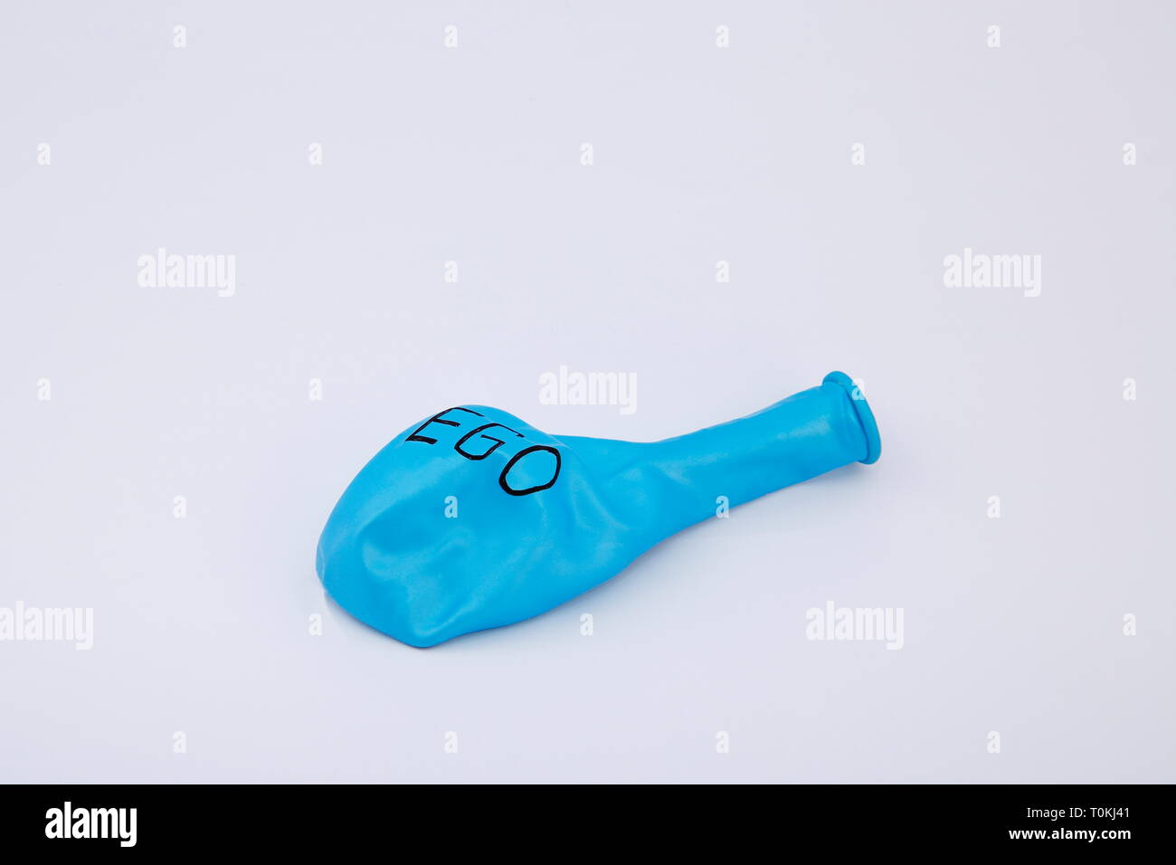 Ego dégonflé, bulle. L'apparence de ballons symbolisant la régression de l'extrême de l'ego. Banque D'Images