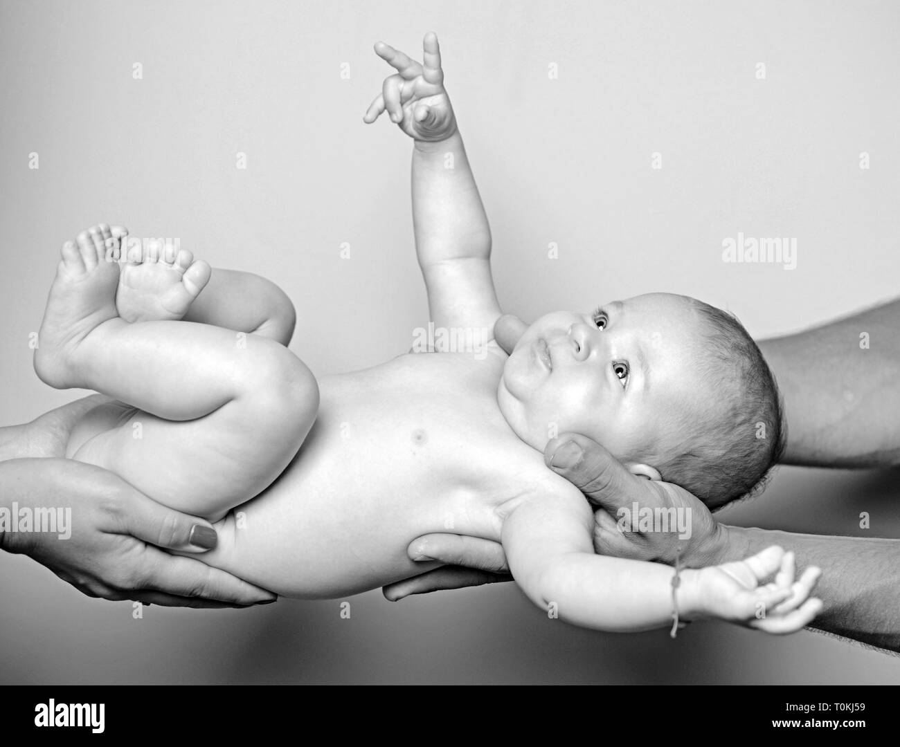 C Est Notre Bebe La Famille La Garde Des Enfants Journee Des Enfants Portrait Of Happy Petit Enfant Petite Fille Avec Visage Mignon Parent L Enfance Et Le Bonheur Photo Stock Alamy