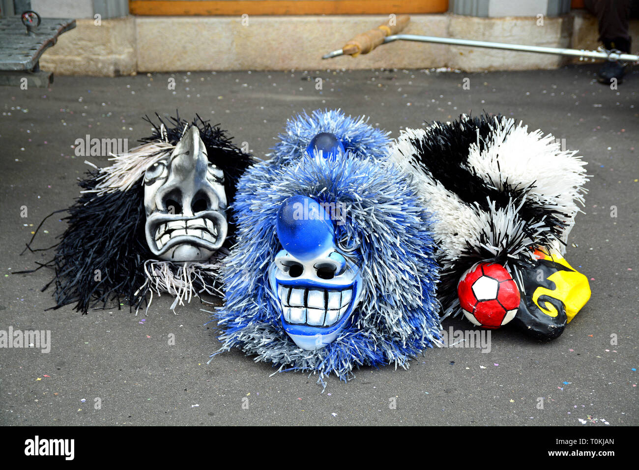 Trois de carnaval très coloré appelé 'Wagnis' allongé sur le trottoir pendant le carnaval de Bâle en Suisse Banque D'Images