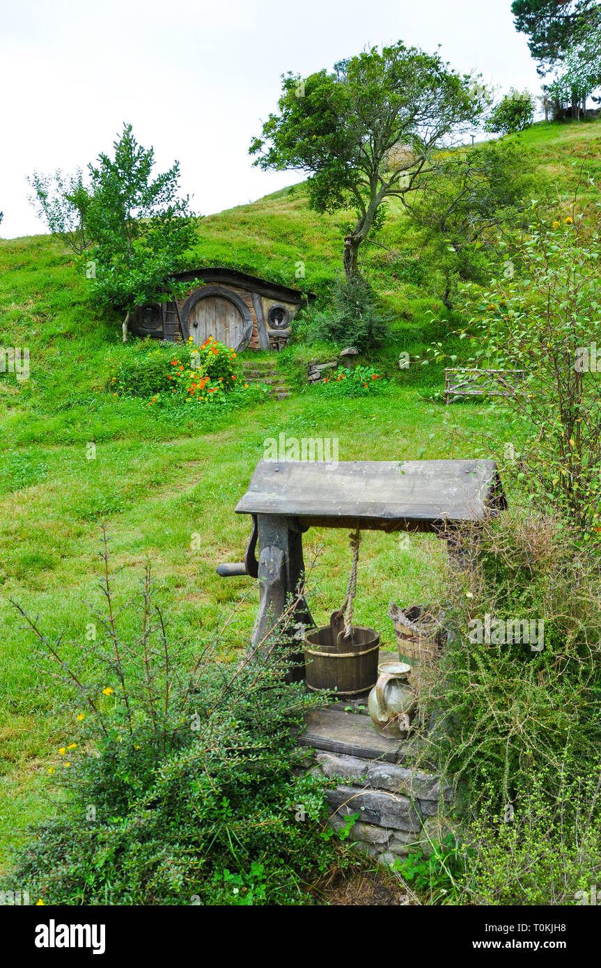 Hobbiton Movie Set - Emplacement pour le Seigneur des Anneaux et Le Hobbit films. Trou de Hobbit porte. Principale attraction de la région de Waikato, Nouvelle-Zélande Banque D'Images