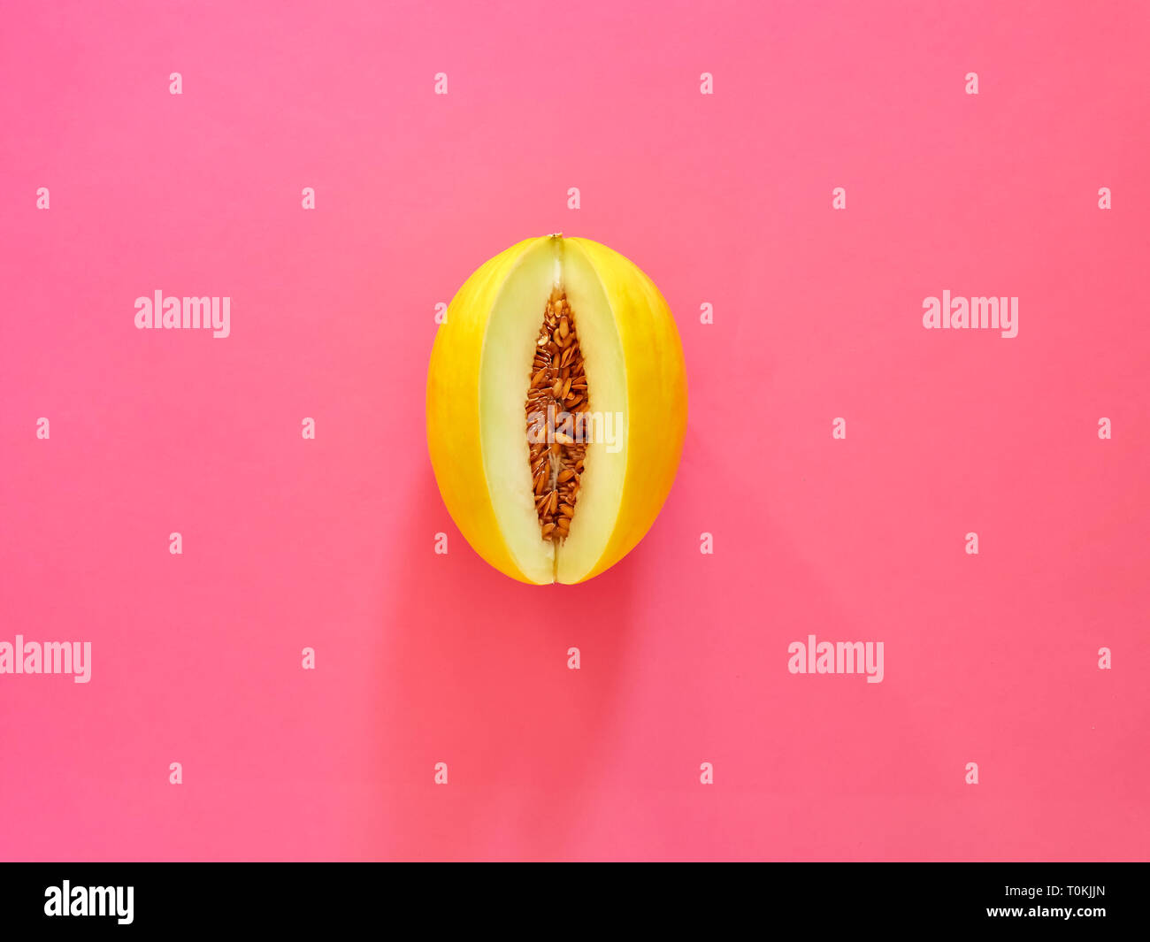 Melon jaune fruits isolés en vue d'au-dessus de fond fucsia - flatlay - Image look concept minimalisme Banque D'Images