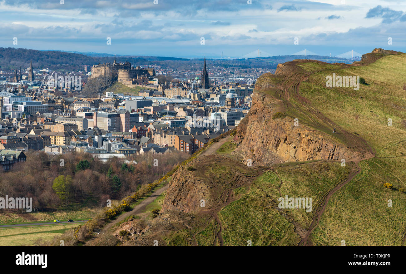 Vue de la ville d'Édimbourg sur Salisbury Crags de Arthur's Seat , Edinburgh, Ecosse, Royaume-Uni. Banque D'Images