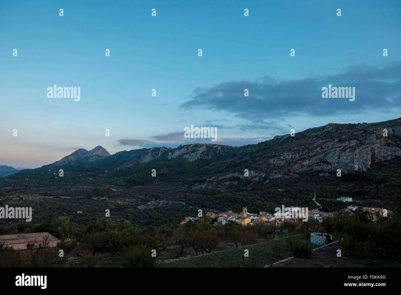 Vue de l'Hotel Alahuar sur le village de Benimaurell, la Sierra del Penon, province d'Alicante, Espagne Banque D'Images