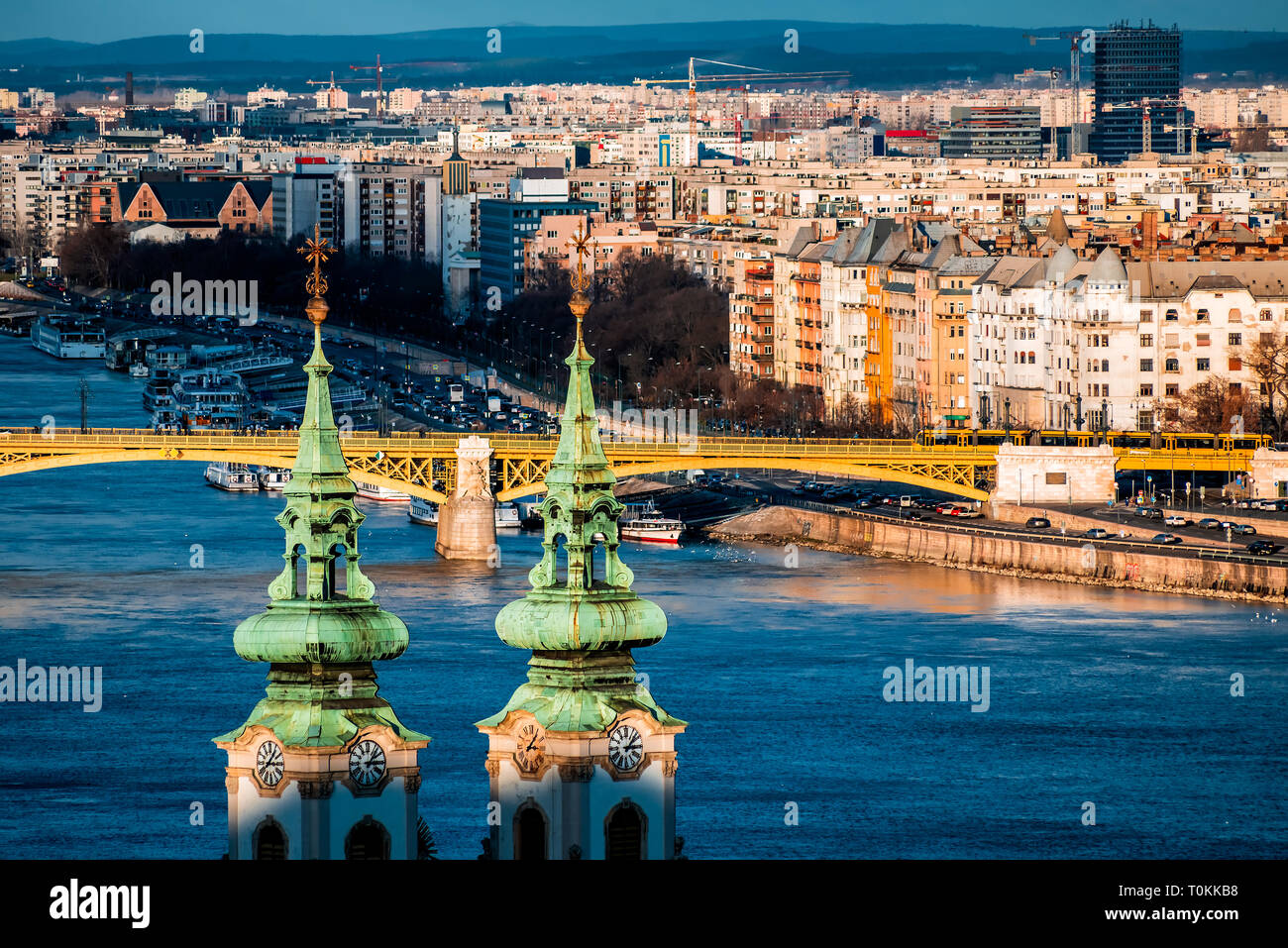 Le pont et l'église Sainte-Anne à Danube remblai. Budapest, Hongrie. Banque D'Images