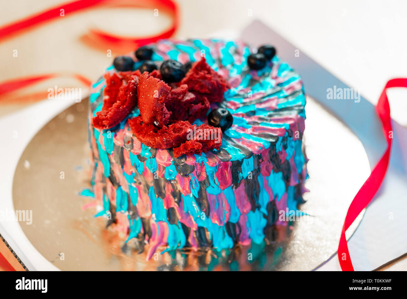 Close Up De Gateau A La Creme Et Petits Fruits Multicolores Gateau Comme Chevalet En Tant Que Creme Trait De Peinture Peinture Dub Photo Stock Alamy