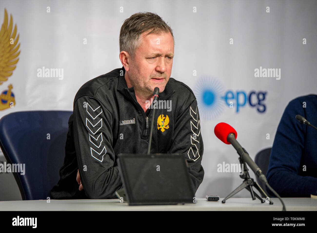 Par Johansson entraîneur en chef de l'équipe nationale du Monténégro en conférence de presse Banque D'Images